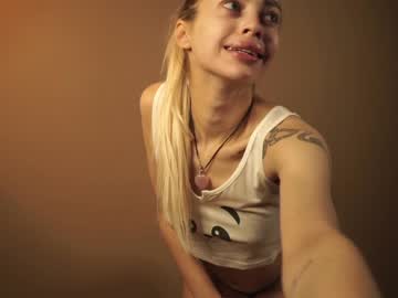 Nude cam girl cuteelsa_ image #5290410