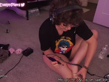 Nude cam girl evelynpiers image #2416892