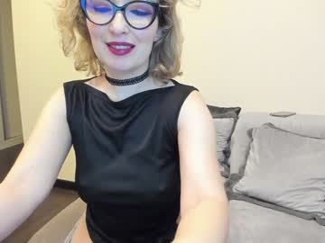 Nude cam girl emilymilf__ image #3515023