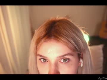 Nude cam girl luna_ai image #2385131