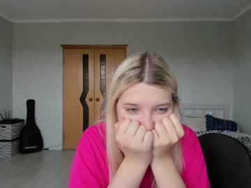 Nude cam girl belle_ellie image #4717699