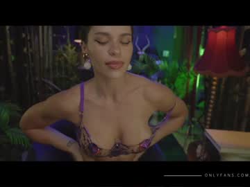 Nude cam girl lucieoude_ image #2581128