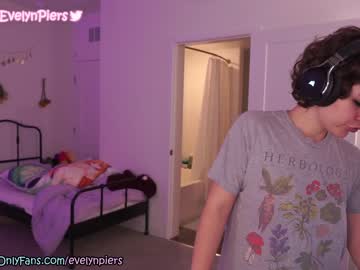 Nude cam girl evelynpiers image #2244395
