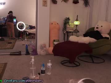 Nude cam girl evelynpiers image #3434807
