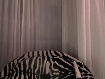 Nude cam girl eevie_moon image #3644349