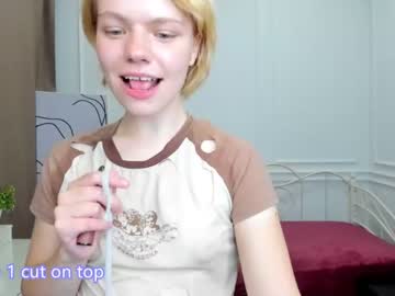 Nude cam girl little_shy_mia image #2721180