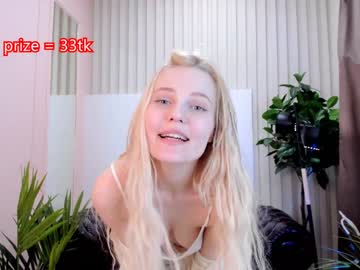 Nude cam girl alien_kitty_ellie image #2376444