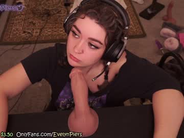 Nude cam girl evelynpiers image #4778493
