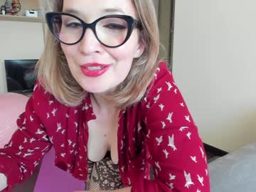 Nude cam girl emilymilf__ image #3774306