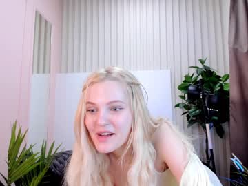 Nude cam girl alien_kitty_ellie image #2375719